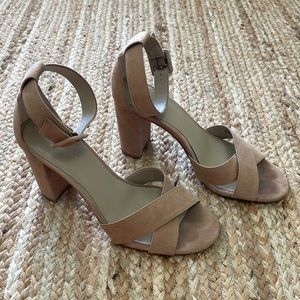 Ann Taylor Chunky Block Heel Suede Tan Sandals Size 7.5